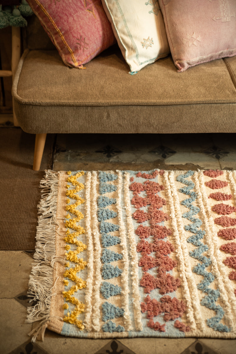 Intégrer un tapis berbère dans un intérieur moderne.