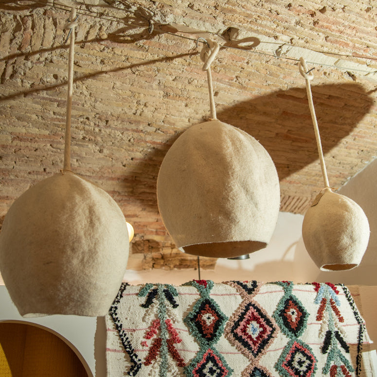 Suspension artisanale en laine – boule ronde