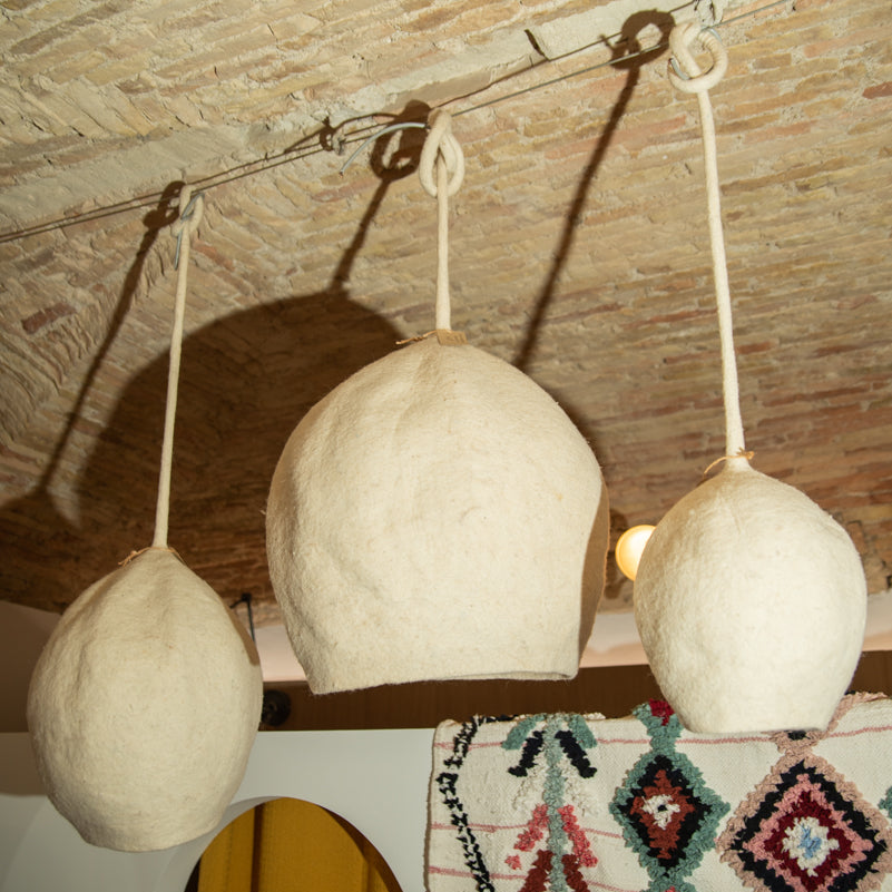 Suspension artisanale en laine – boule ronde