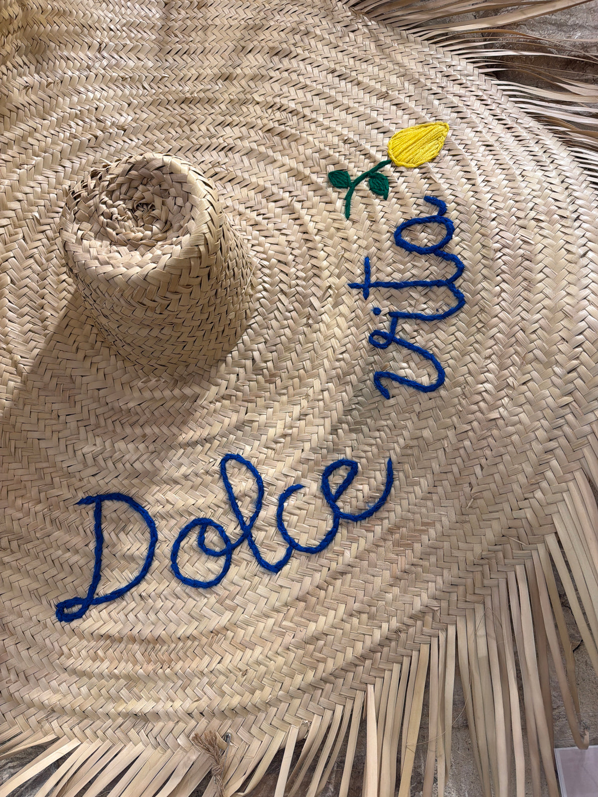 Chapeau mural décoratif en paille