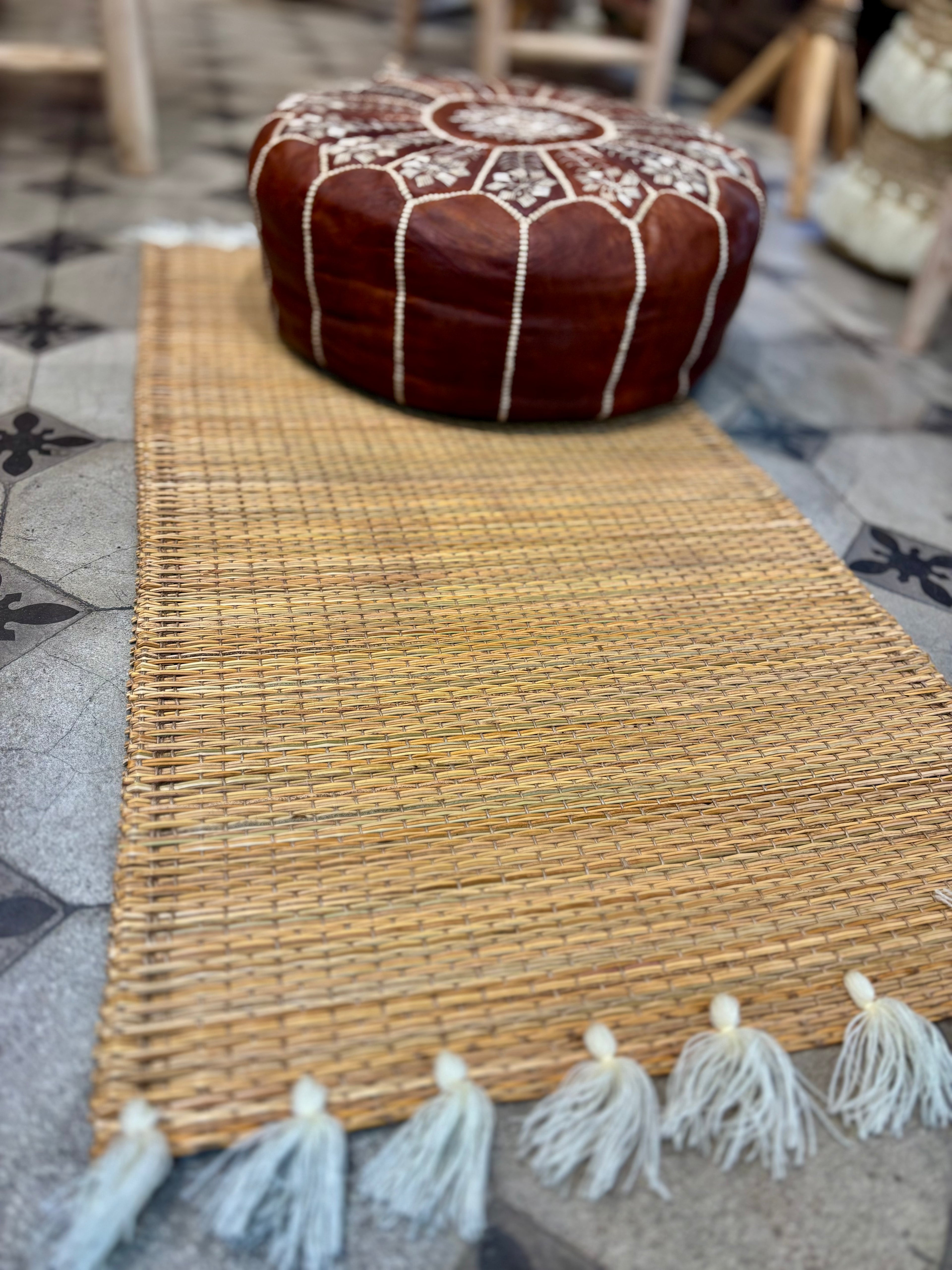 Tapis en paille pompoms