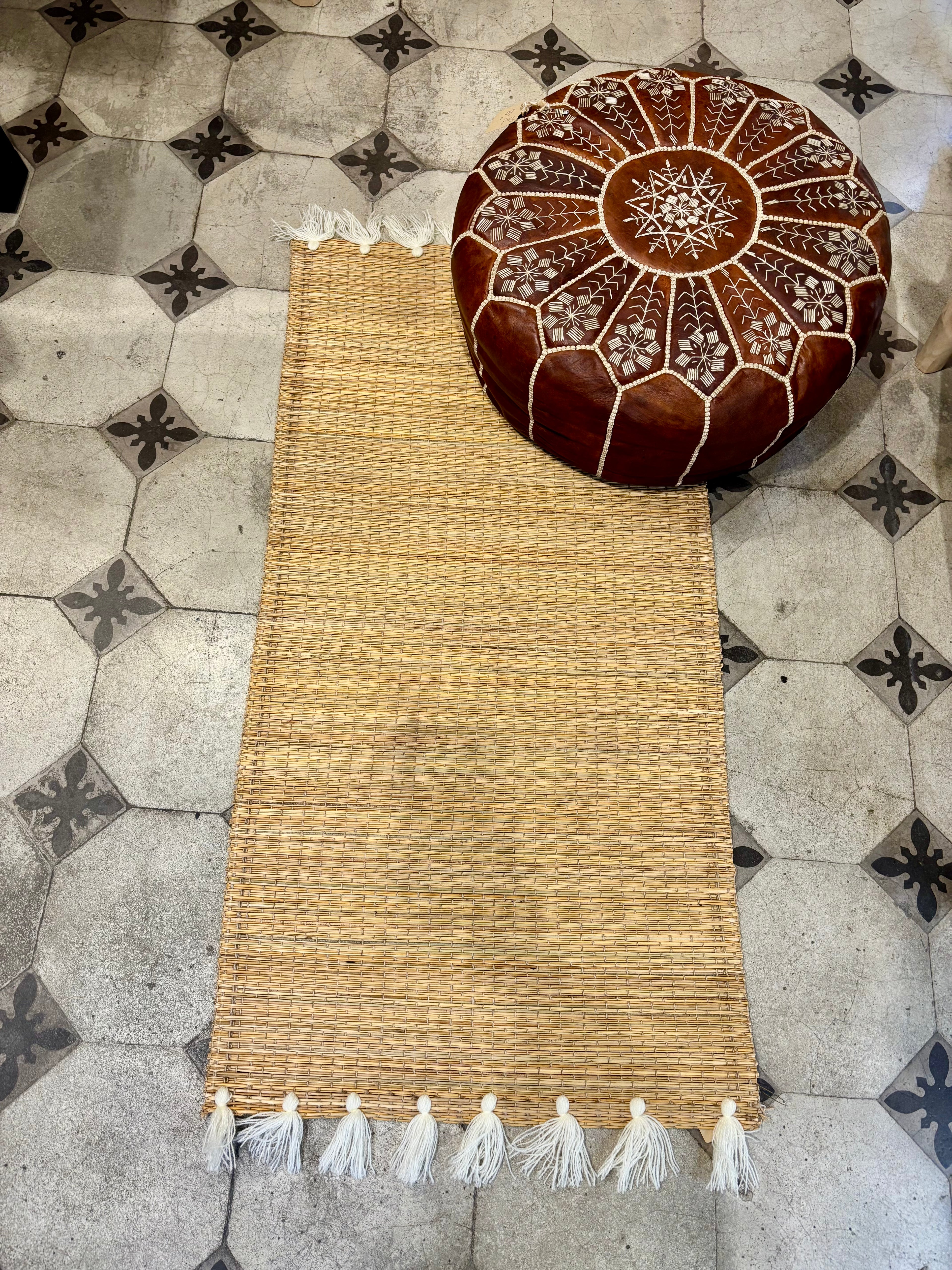 Tapis en paille pompoms