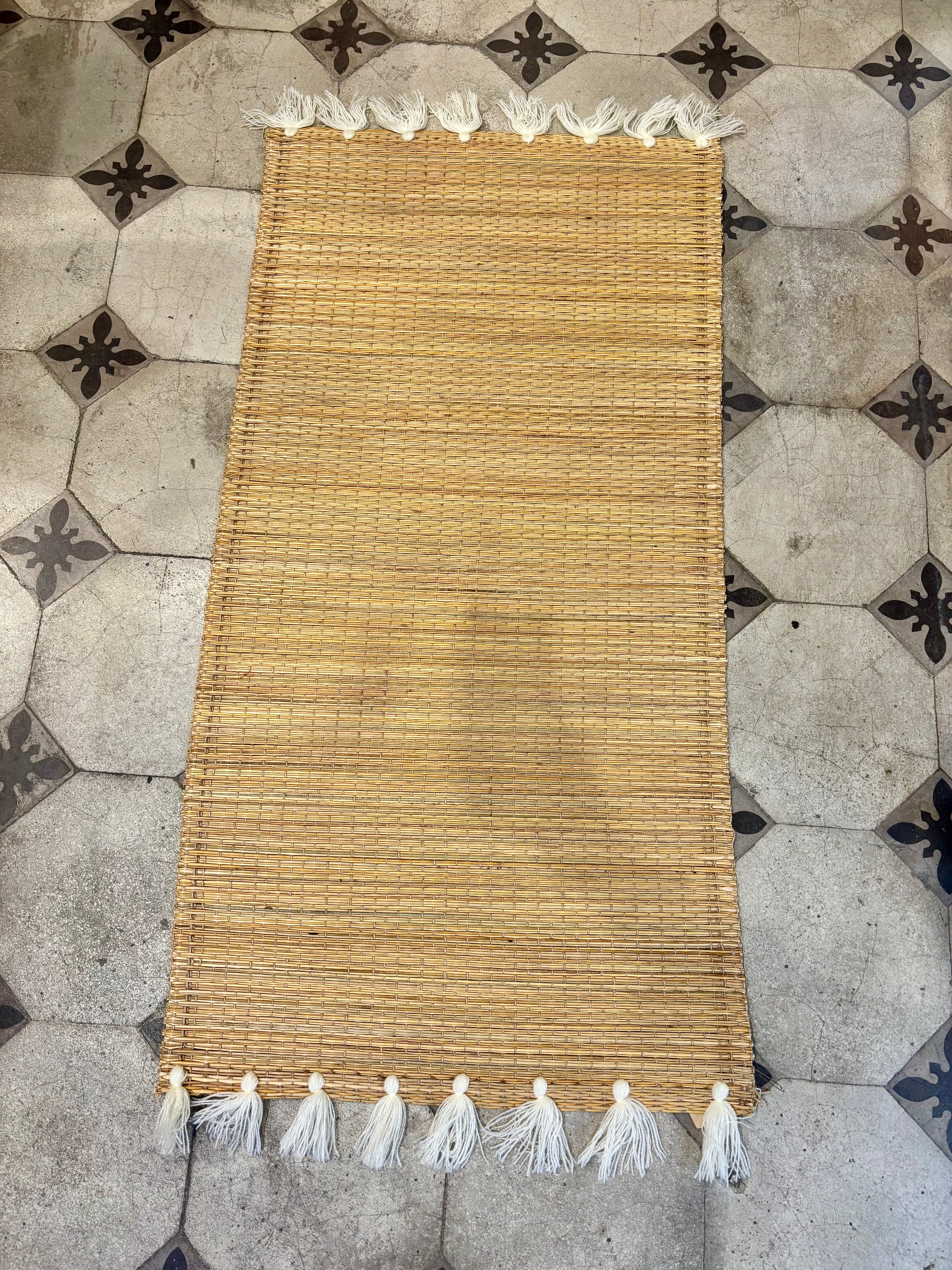 Tapis en paille pompoms