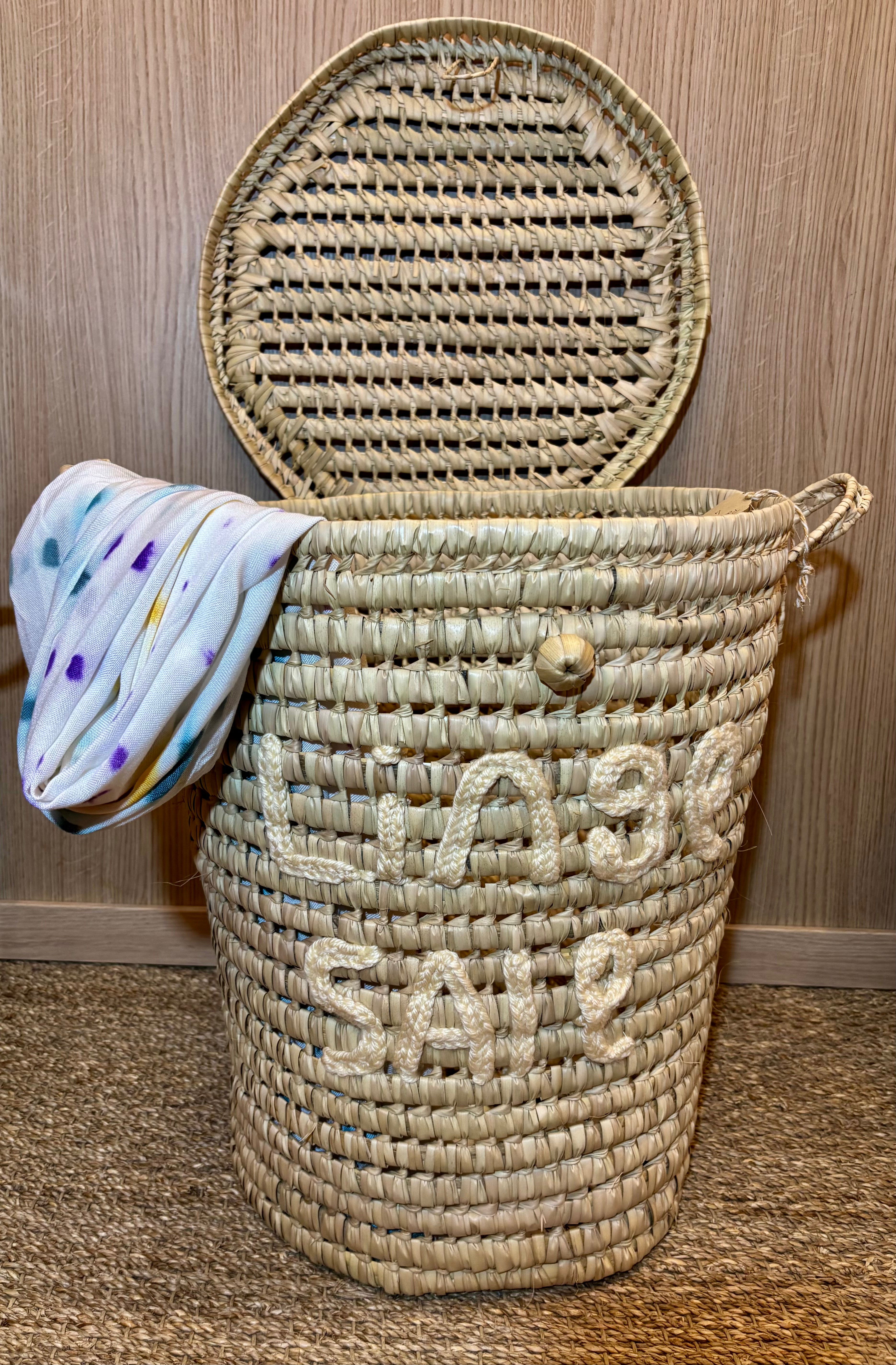 Panière à linge artisanale en feuille de palmier – “Linge sale”