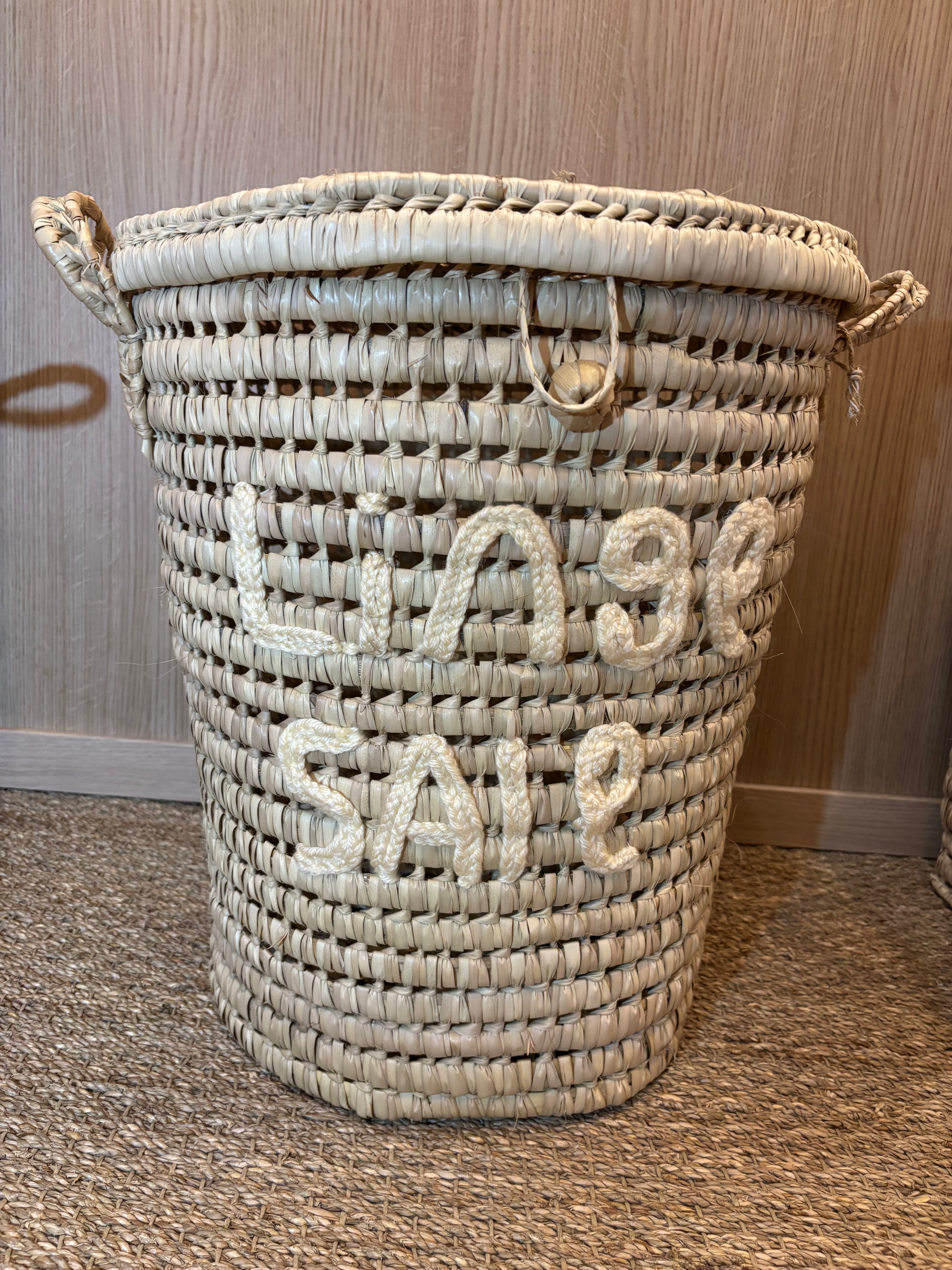 Panière à linge artisanale en feuille de palmier – “Linge sale”