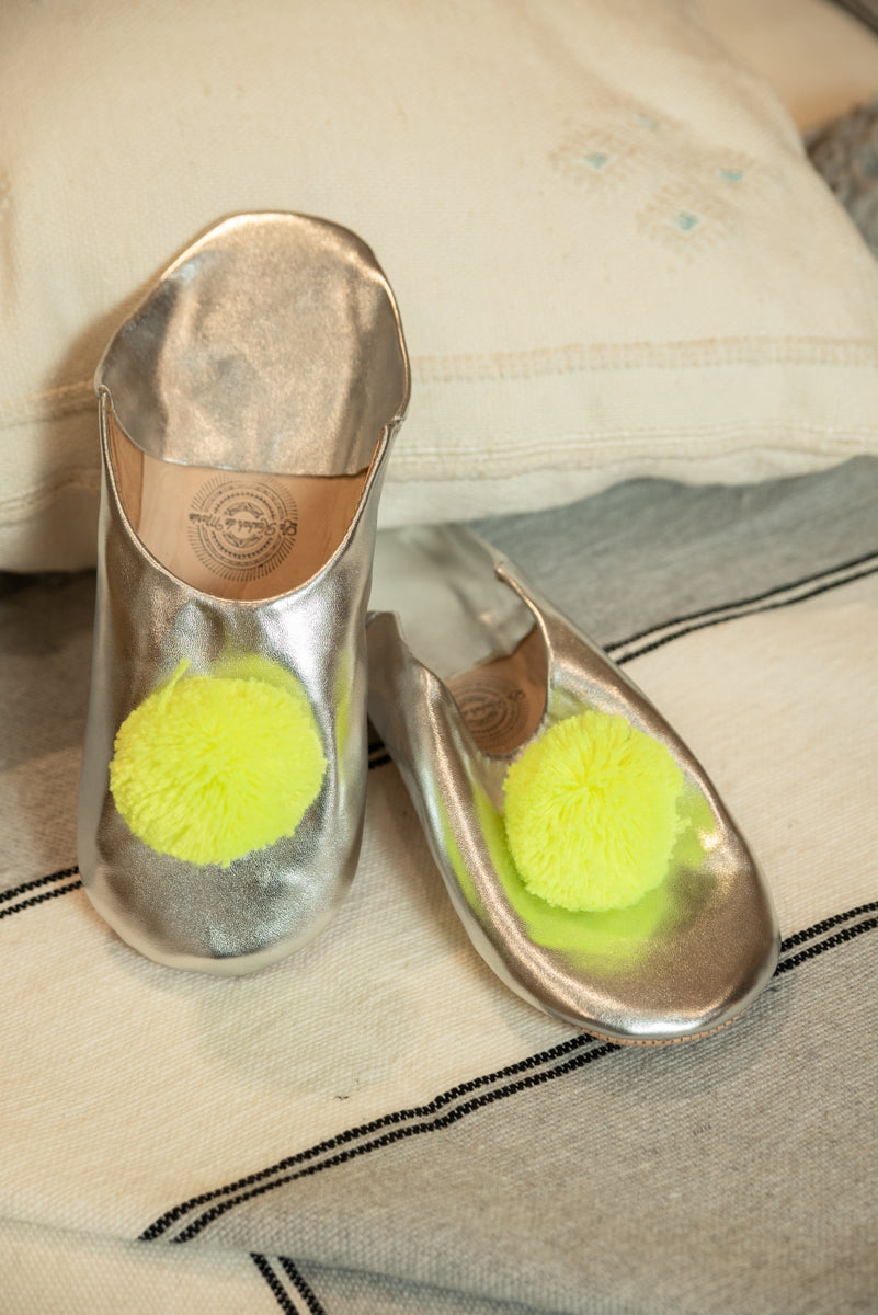 Babouches marocaines en cuir à pompons