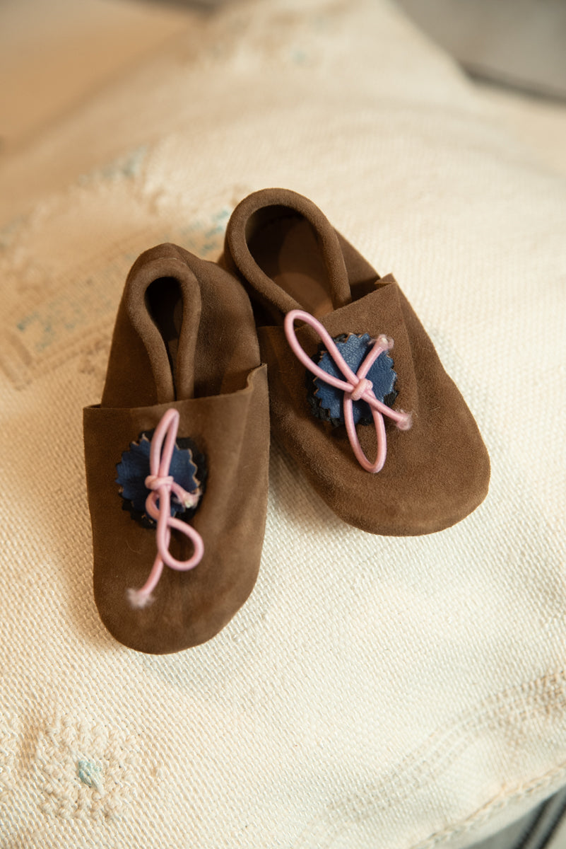 Chaussons bébé en cuir souple – faits main au Maroc