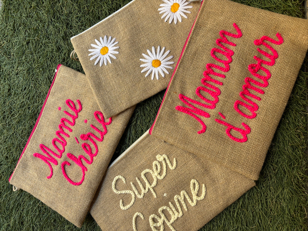 Pochette brodée artisanale en toile de jute