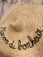 Chapeau mural décoratif en paille