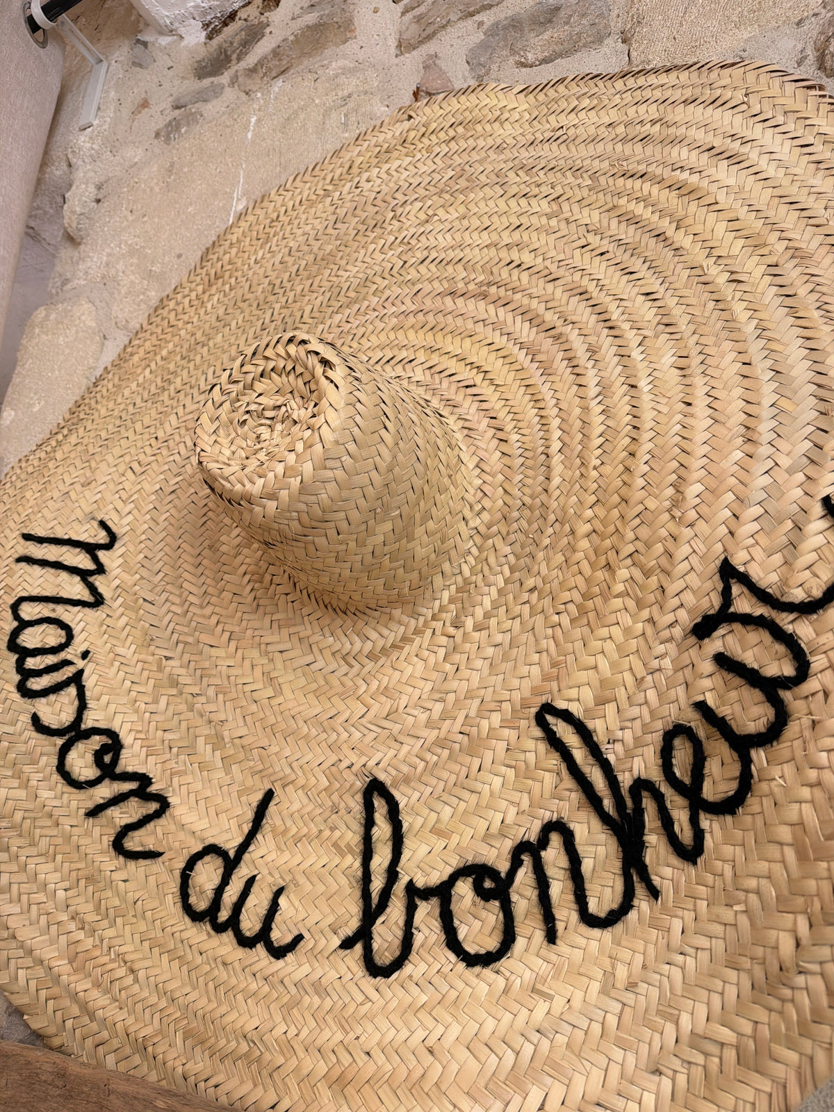Chapeau mural décoratif en paille