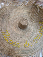 Chapeau mural décoratif en paille