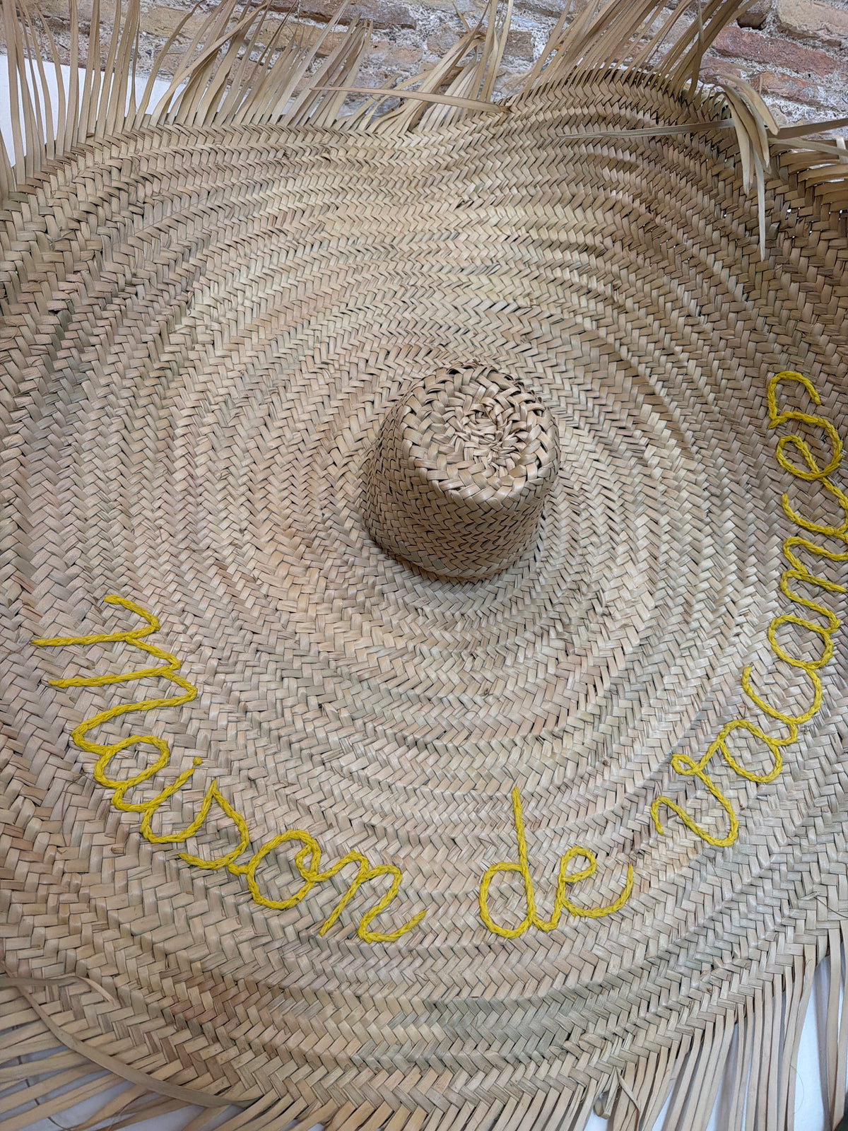 Chapeau mural décoratif en paille