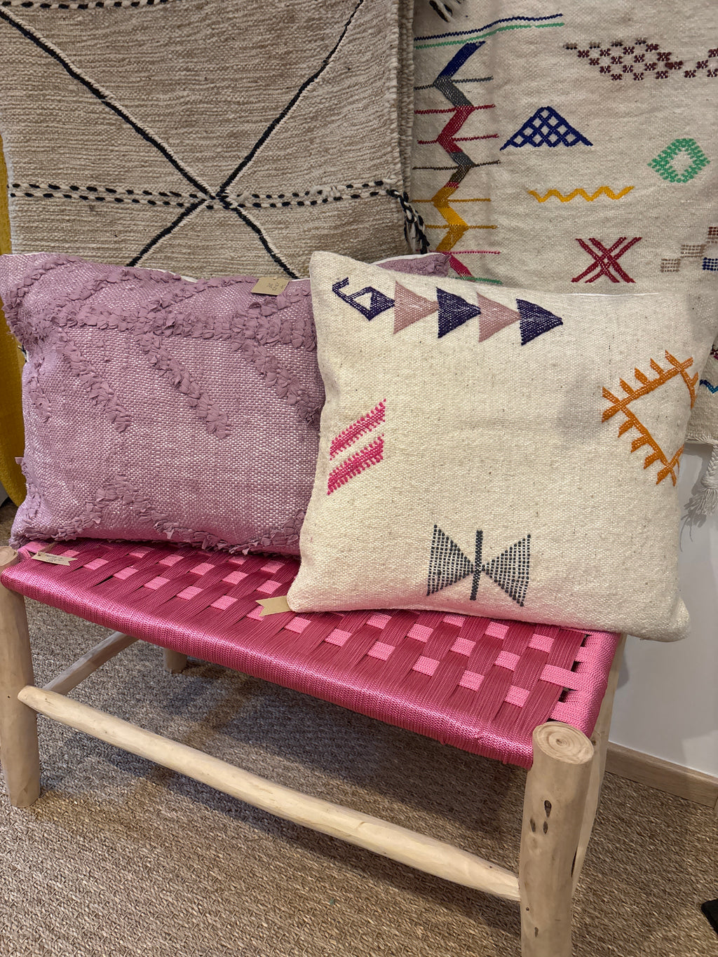 Banc marocain artisanal en bois tressé