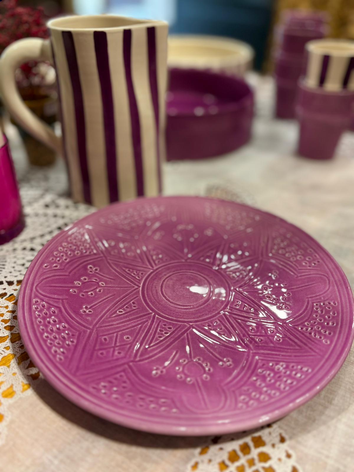 Grandes assiettes en céramique artisanales violette faites main au Maroc – La Kasbah de Marie