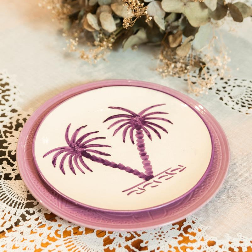 Assiette en céramique artisanale de 21 cm, motif palmier violet, fabriquée et peinte à la main au Maroc.