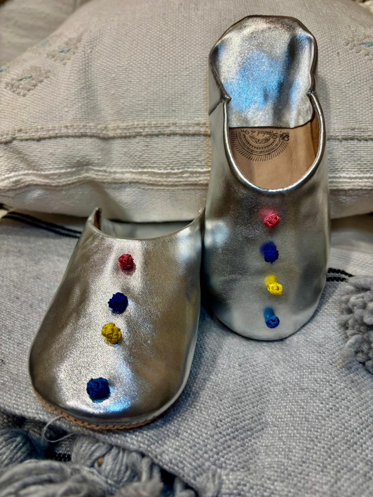 Babouches marocaines en cuir pour enfant – artisanat marocain fait main