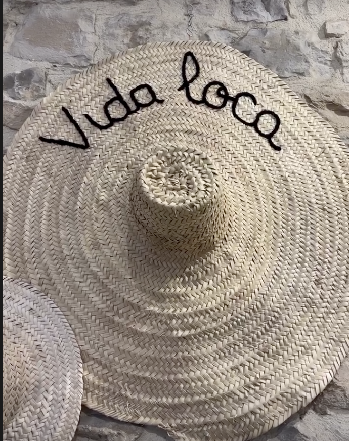 Chapeau mural décoratif en paille tressée brodé à la main – artisanat marocain