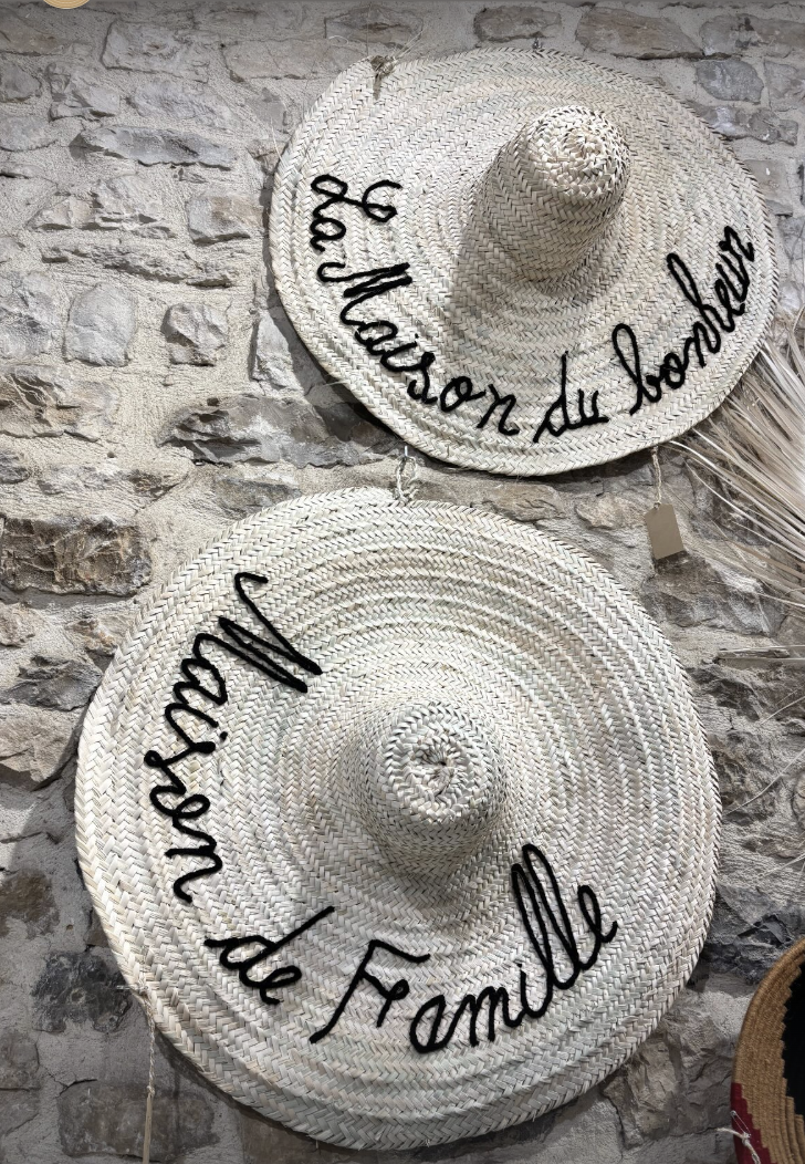 Chapeau mural décoratif en paille tressée brodé à la main – artisanat marocain