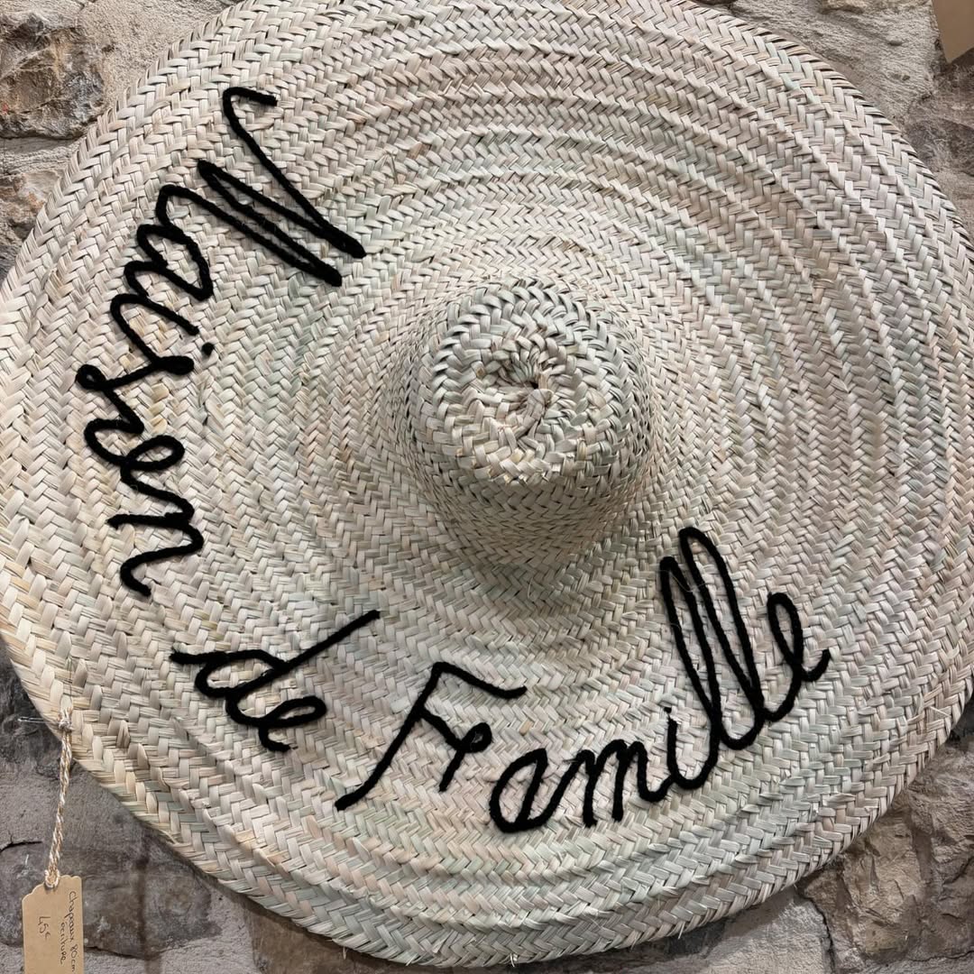 Chapeau mural décoratif en paille tressée brodé à la main – artisanat marocain