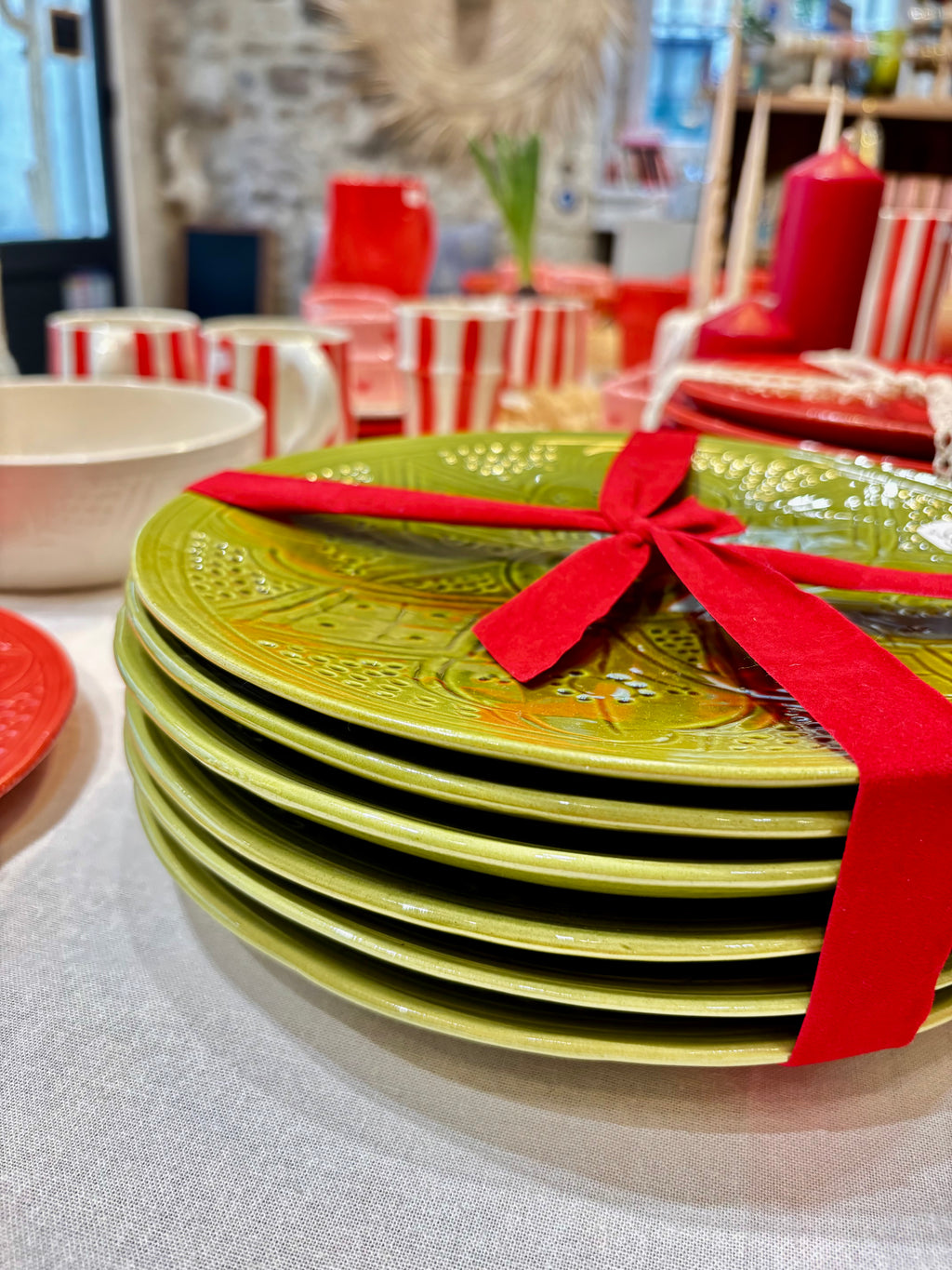 Assiettes en céramique artisanales - rouge ou verte ø 25 cm