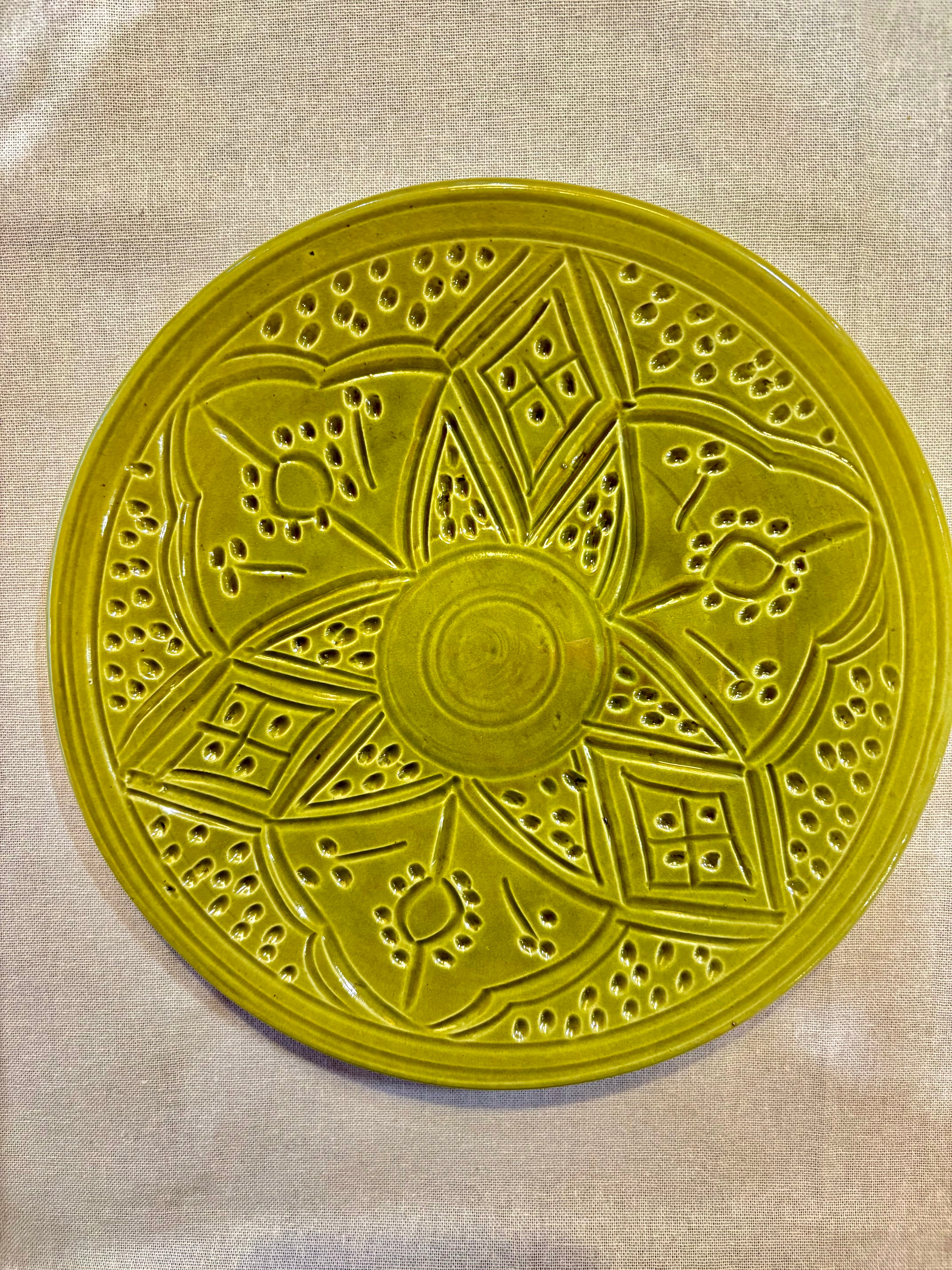 Assiettes en céramique artisanales - rouge ou verte ø 25 cm