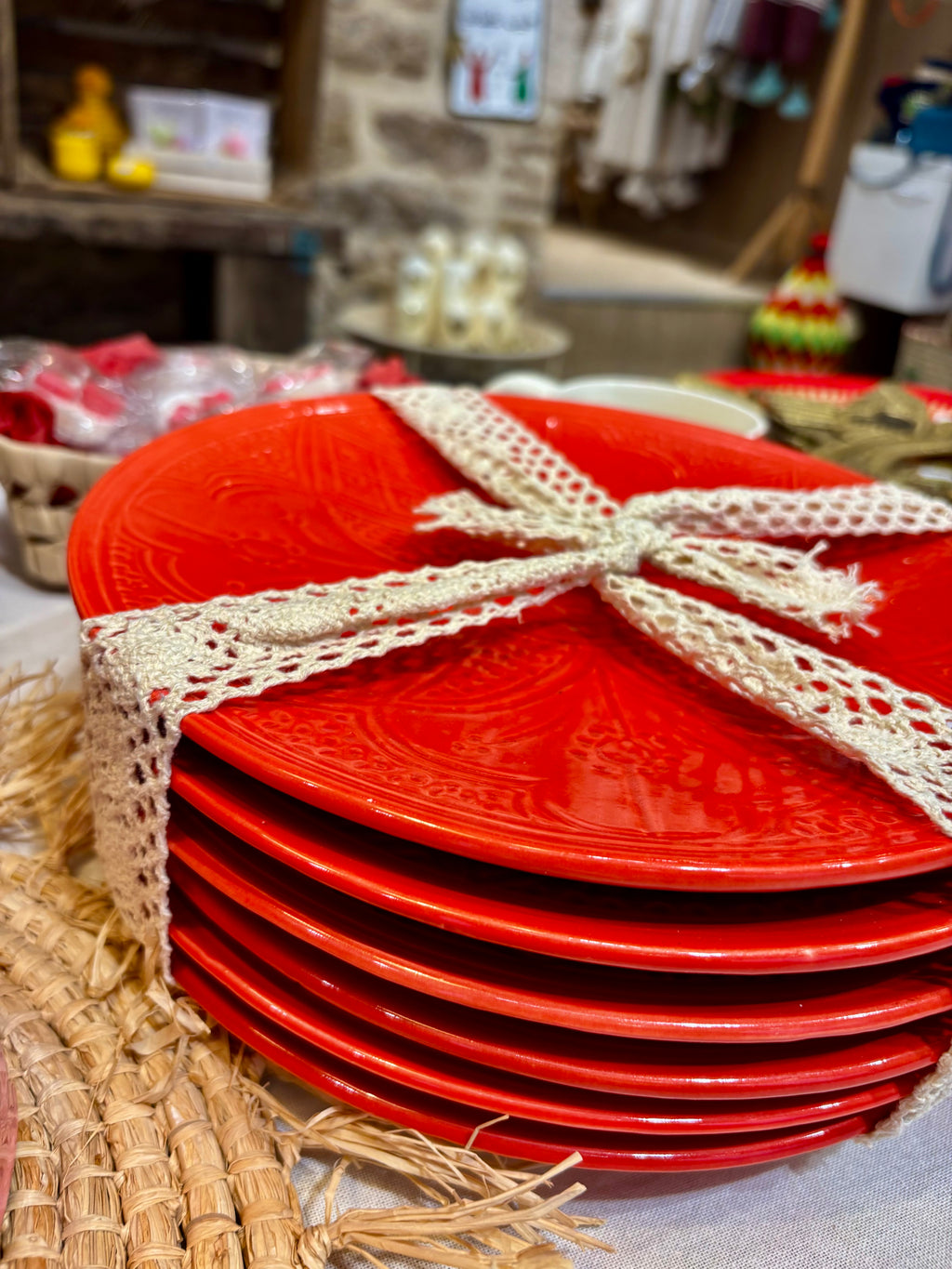 Assiettes en céramique artisanales - rouge ou verte ø 25 cm