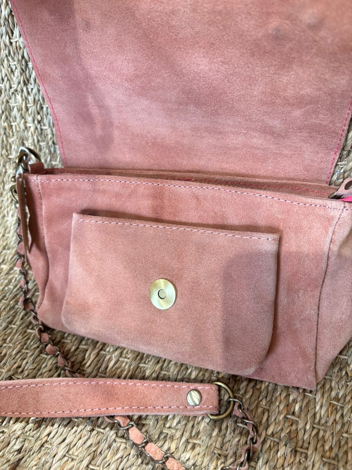 Le petit sac iconique en cuir avec poche, fait main