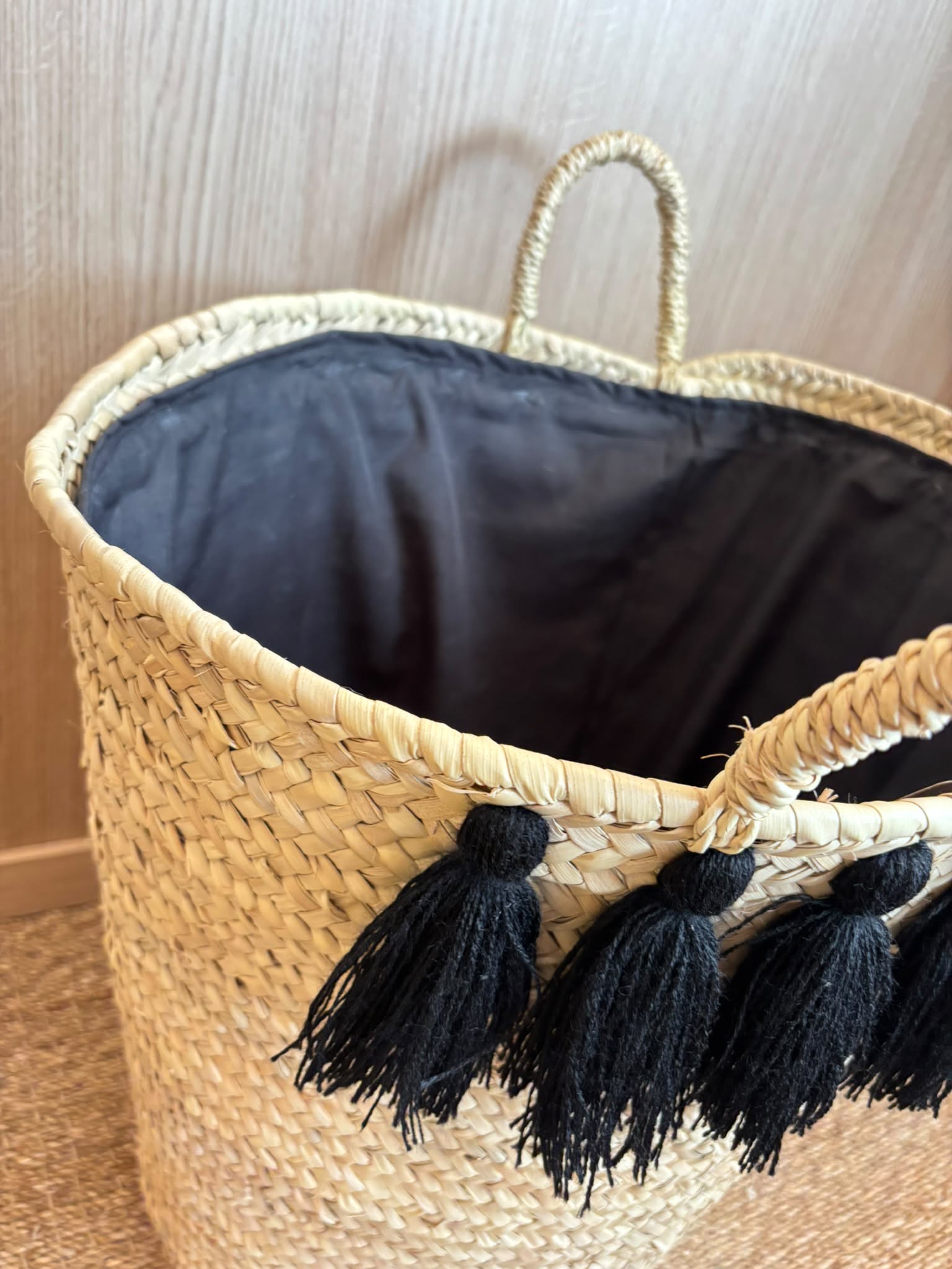 Grande panière en paille - pompons