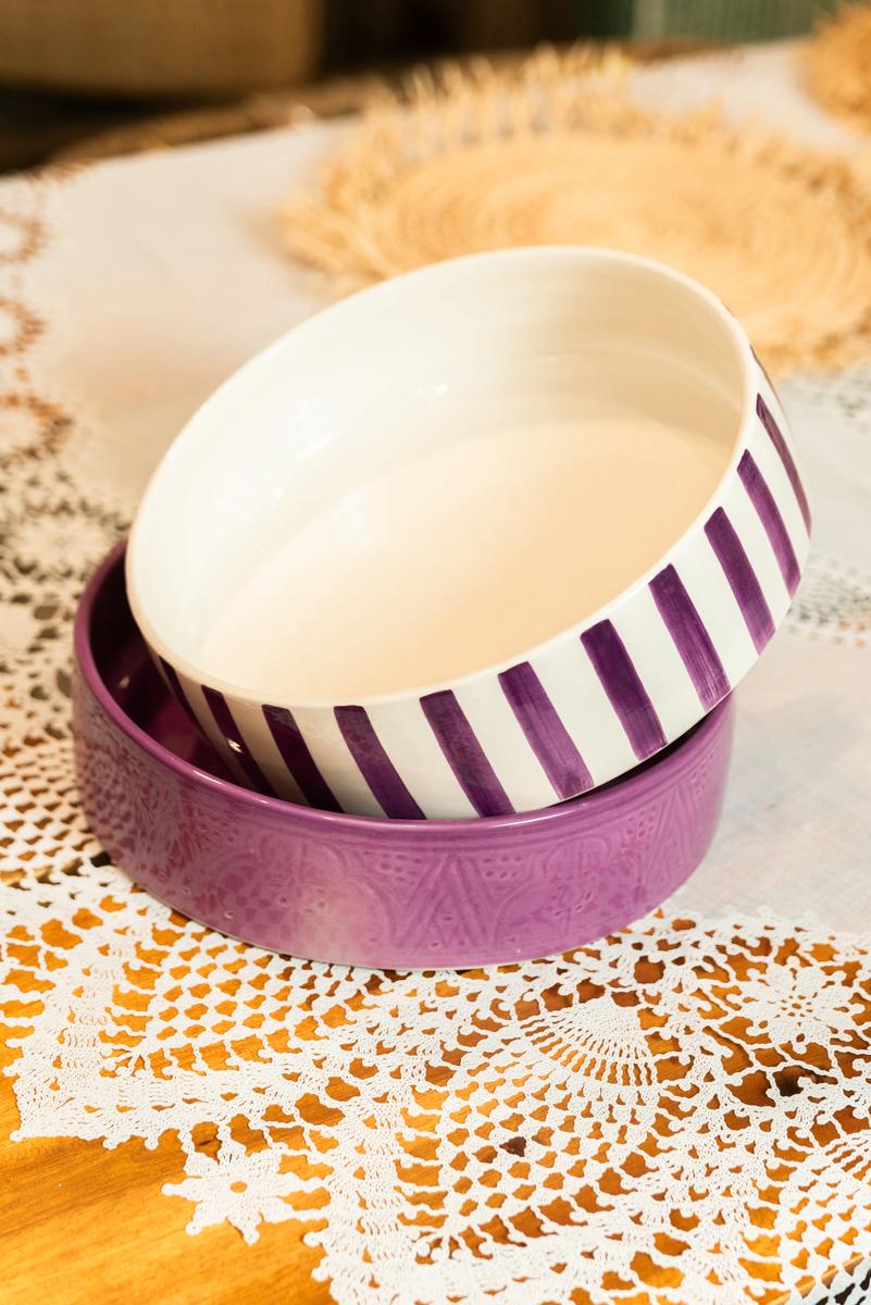 Plat en céramique artisanale marocaine de 25 cm, modèle violet et rayé blanc-violet, posé sur une nappe en dentelle.