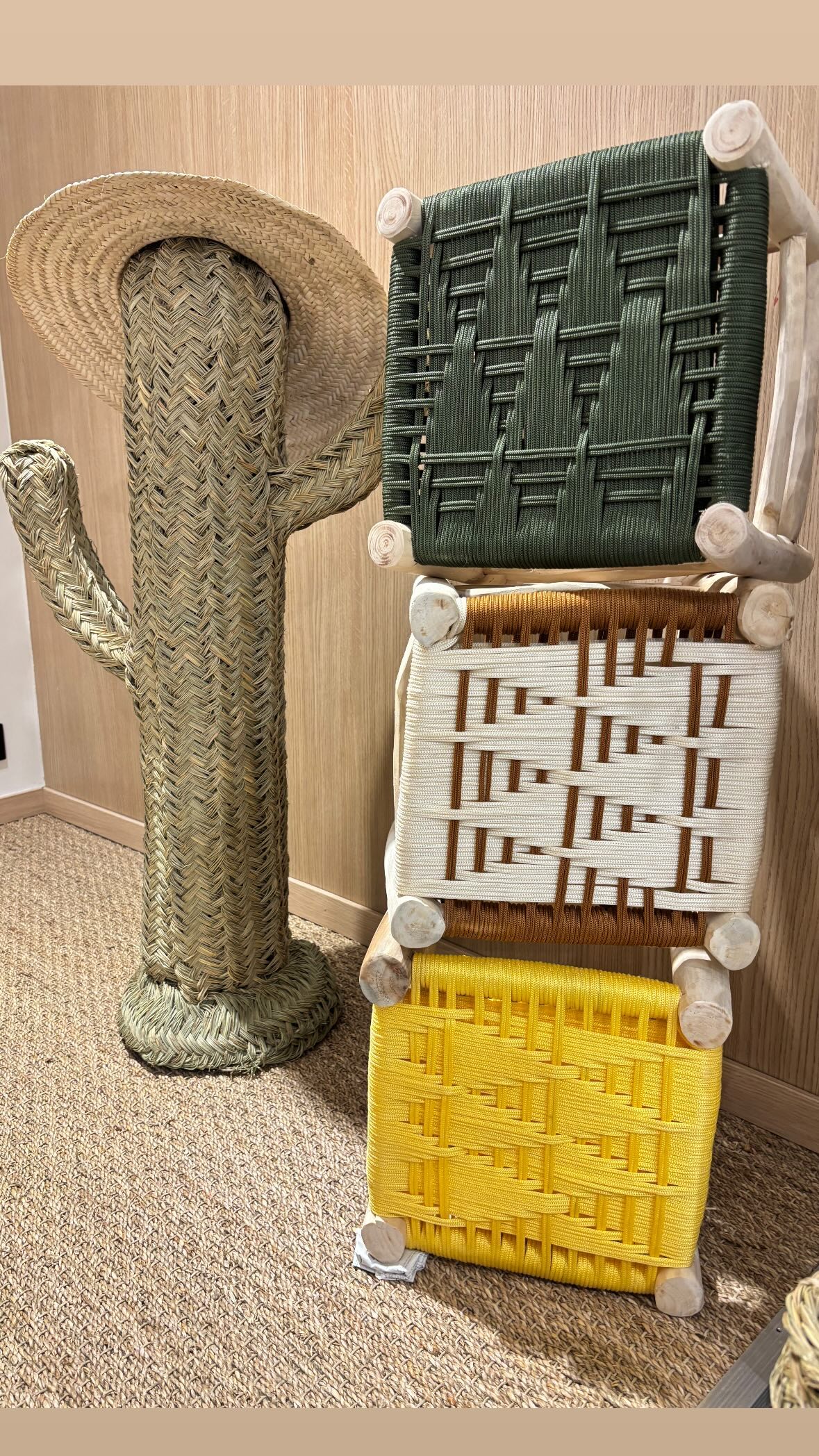 Tabouret marocain artisanal en bois tressé, personnalisable selon la couleur du cordage – La Kasbah de Marie