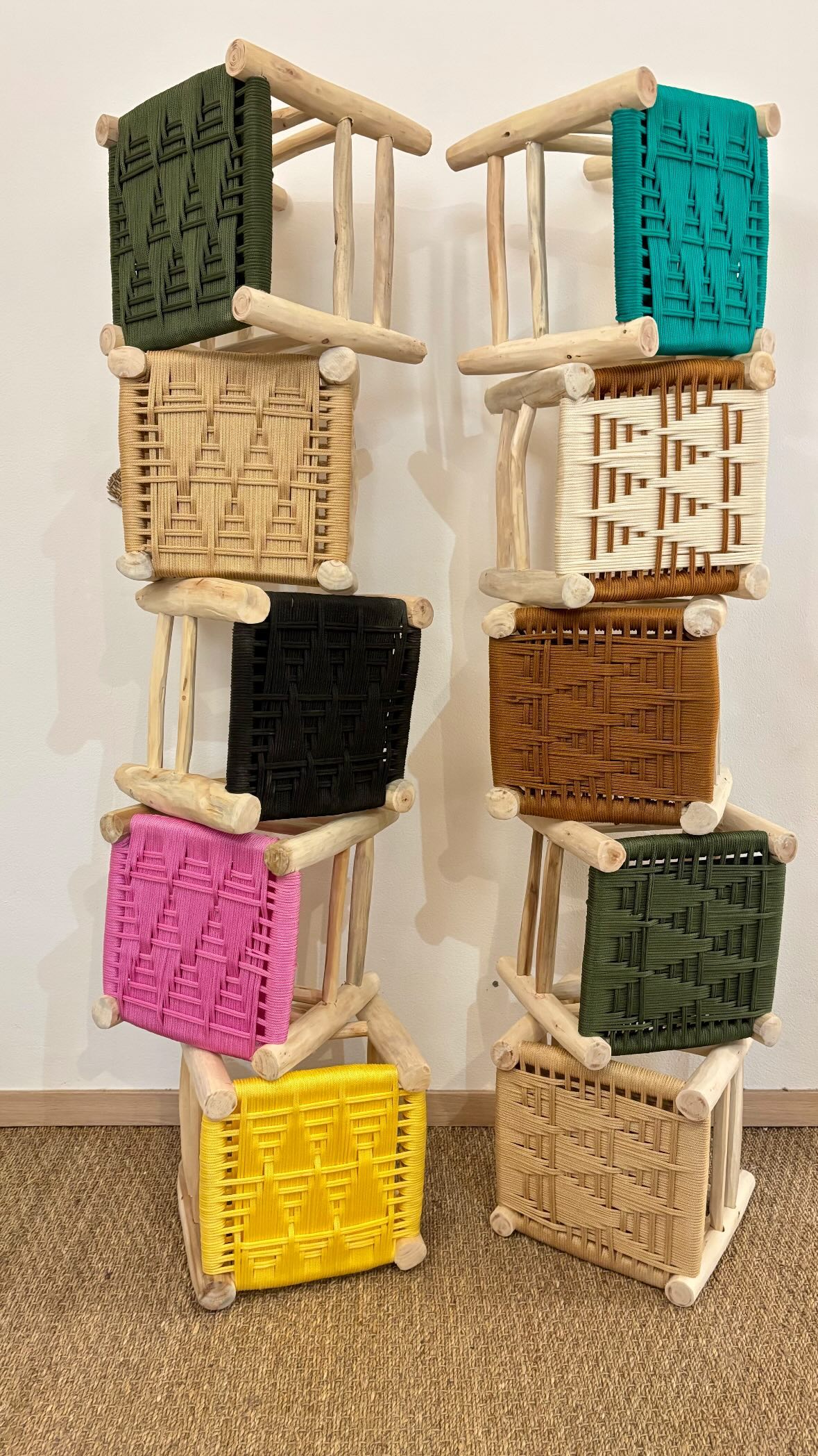 Tabouret marocain artisanal en bois tressé, personnalisable selon la couleur du cordage – La Kasbah de Marie
