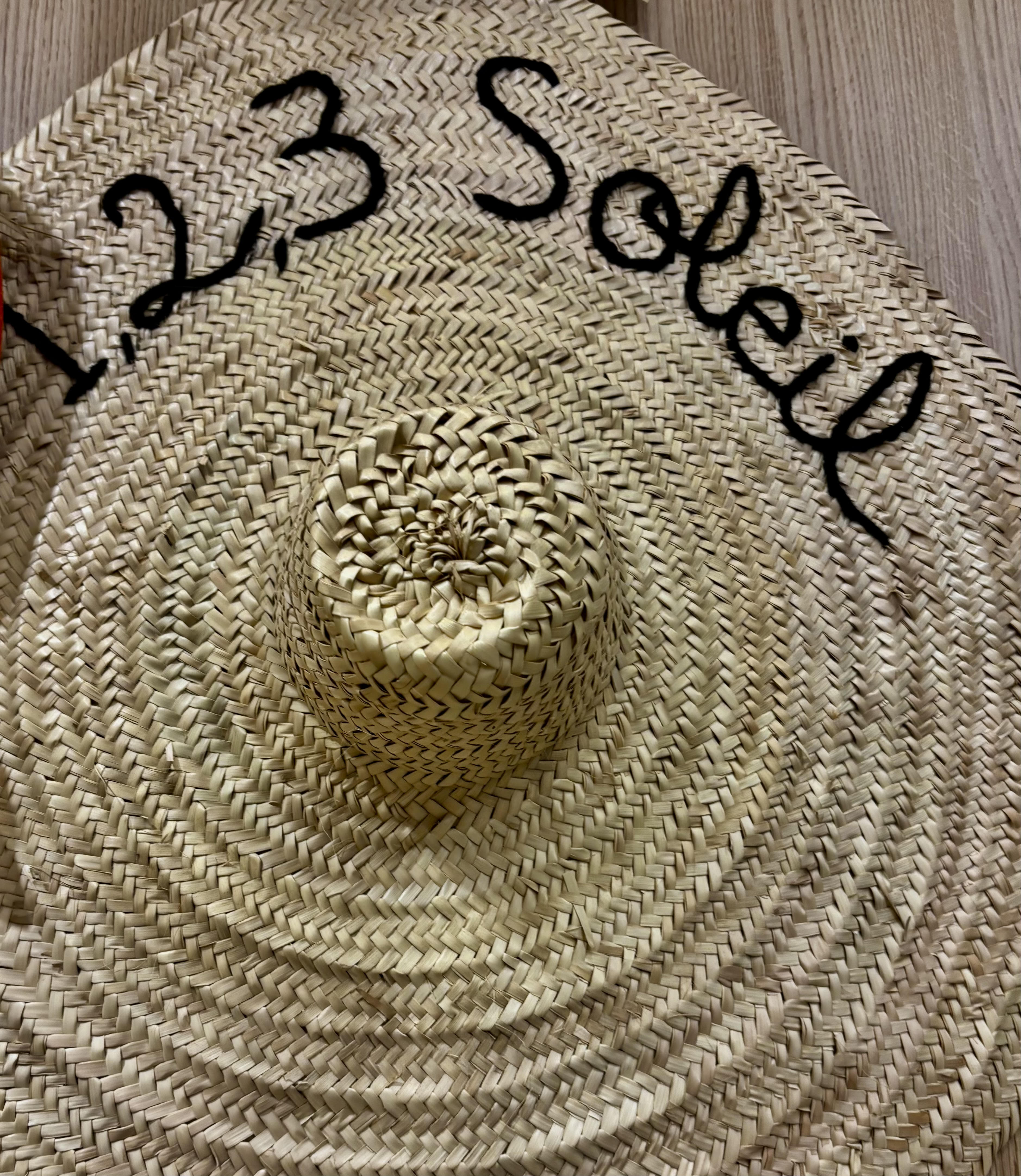 Chapeau mural décoratif en paille